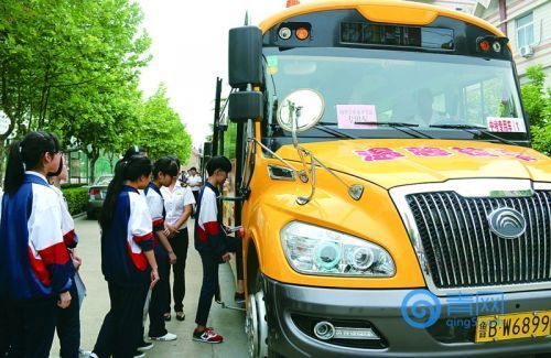 校車(chē)扮演“愛(ài)心送考車(chē)”服務(wù)中考考生