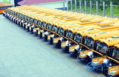 校車(chē)扮演“愛(ài)心送考車(chē)”服務(wù)中考考生