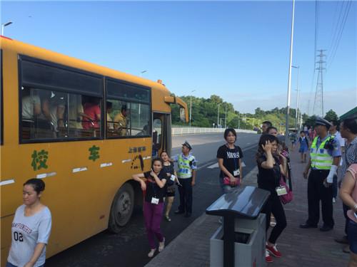 深圳一校車未年審且無證駕駛 車內超載坐滿大媽 深圳一校車未年審且無證駕駛 車內超載坐滿大媽