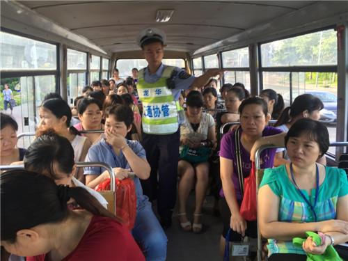 深圳一校車未年審且無證駕駛 車內超載坐滿大媽 深圳一校車未年審且無證駕駛 車內超載坐滿大媽
