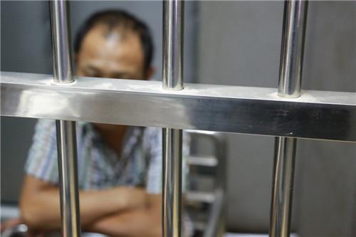 深圳一校車未年審且無證駕駛 車內超載坐滿大媽 深圳一校車未年審且無證駕駛 車內超載坐滿大媽