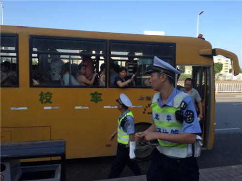 深圳一校車未年審且無證駕駛 車內超載坐滿大媽 深圳一校車未年審且無證駕駛 車內超載坐滿大媽