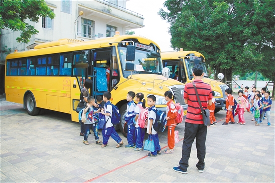 學生們排隊有序上車。