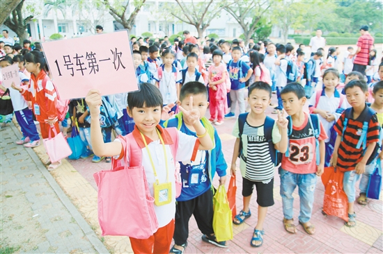 學生們排隊等待上車，難掩心中興奮。