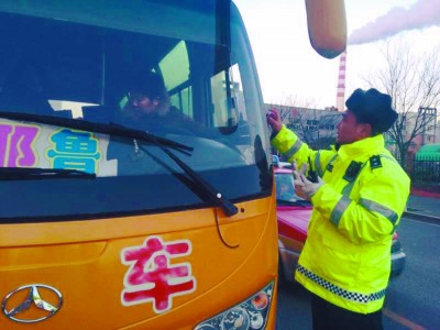 11月28日，市公安局交通警察局開展了校車違法行為專項整治行動。利用早晚接送學生的高峰時段，在全市范圍內設置34處學校周邊固定整頓組、50組巡邏管控組，全面對校車超員、超速、涉牌涉證等交通違法行為進行集中整治。整治行動當日，共計查獲校車各類交通違法行為30起，扣留非法營運黑校車3輛。