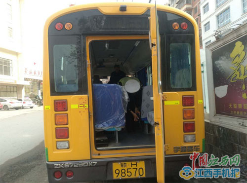 江西省景德鎮(zhèn)市:交警中隊(duì)深入學(xué)校落實(shí)校車安全檢查 江西省景德鎮(zhèn)市:交警中隊(duì)深入學(xué)校落實(shí)校車安全檢查