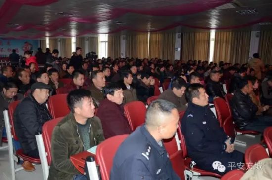 河南省南陽(yáng)市方城縣召開(kāi)校車(chē)安全培訓(xùn)暨應(yīng)急演練會(huì)/