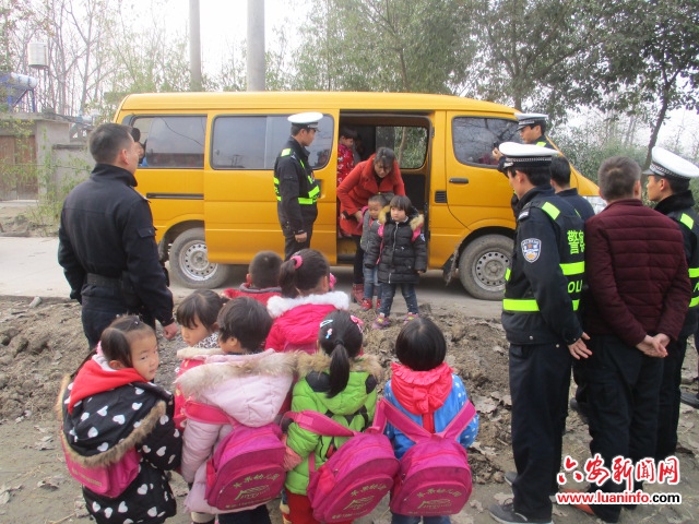 安徽壽縣一校車核載14人竟擠進37人!校車安全何時得到重視! 安徽壽縣一校車核載14人竟擠進37人!校車安全何時得到重視!