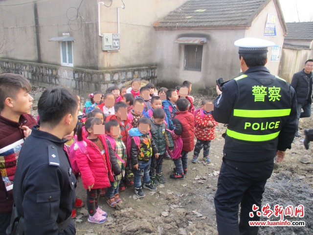 安徽壽縣一校車核載14人竟擠進37人!校車安全何時得到重視! 安徽壽縣一校車核載14人竟擠進37人!校車安全何時得到重視!