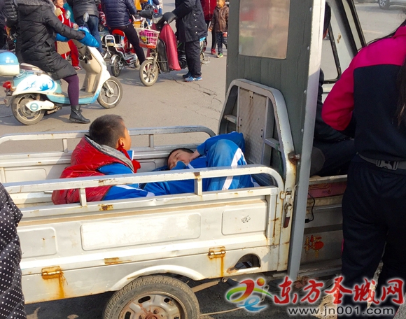 載貨電動三輪改造成校車 ,學生怎能安全? 載貨電動三輪改造成校車 ,學生怎能安全?