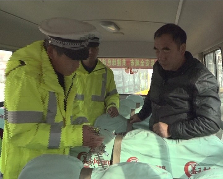 交警部門檢查校車保安全
