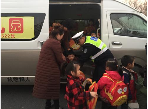 河北省廊坊市文安縣：“校車”嚴重超員 核載18人塞進32人