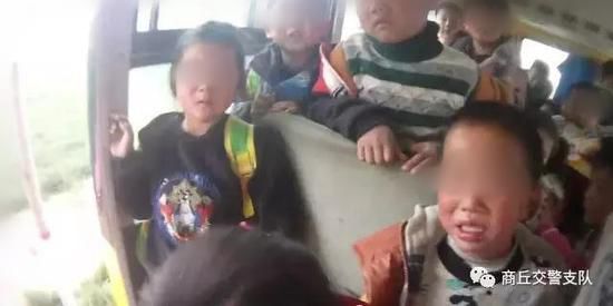 河南商丘查獲一輛黑校車超載29人 民警驚出一身冷汗