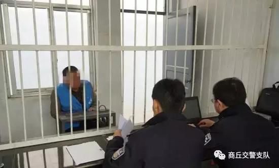 河南商丘查獲一輛黑校車超載29人 民警驚出一身冷汗