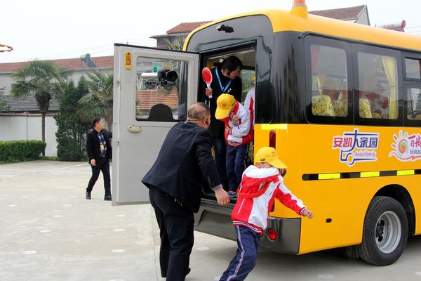 校車安全進(jìn)校園--安凱客車再擔(dān)“公益標(biāo)兵”