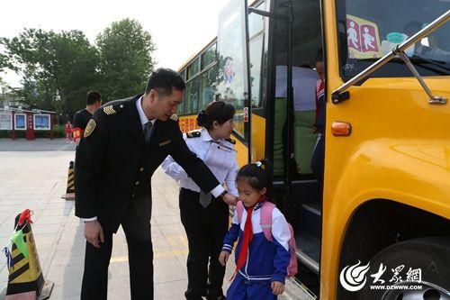 城陽7000名學(xué)生上下學(xué)方便多了 66輛校車上崗