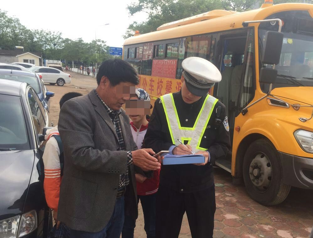山東日照交警突查校車卻“撲了空” 山東日照交警突查校車卻“撲了空”