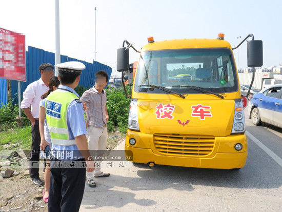 廣西一男子幫忙開“準(zhǔn)校車” 被記24分罰1700元 廣西一男子幫忙開“準(zhǔn)校車” 被記24分罰1700元