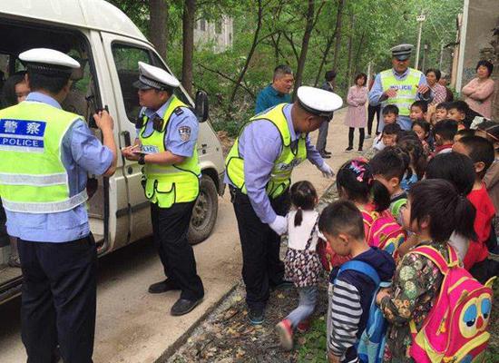 超載160%！荷載15人實載39人，河南周口交警查處問題校車