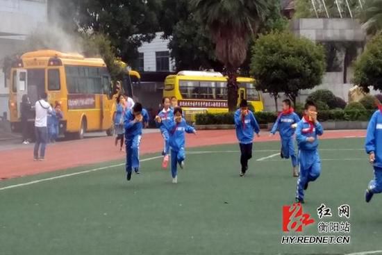 湖南衡陽交警走進清華園學校開展校車突發事故應急演練