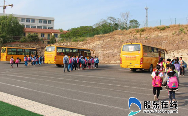 萊陽交警組織師生開展校車逃生演練/ 萊陽交警組織師生開展校車逃生演練