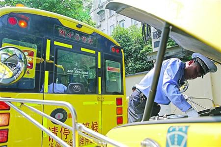 上海虹口交警開展校車安全檢查/ 上海虹口交警開展校車安全檢查