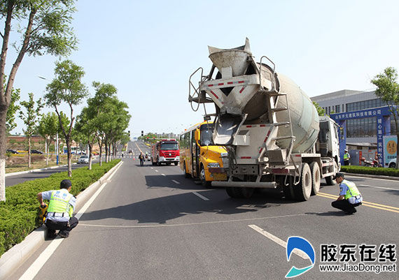 山東蓬萊交警聯(lián)合開展市校車安全事故處置救援演練/ 山東蓬萊交警聯(lián)合開展市校車安全事故處置救援演練