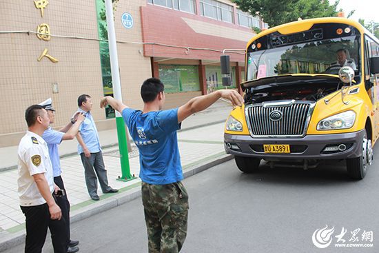 山東萊西交運37部校車人車聯檢迎高考