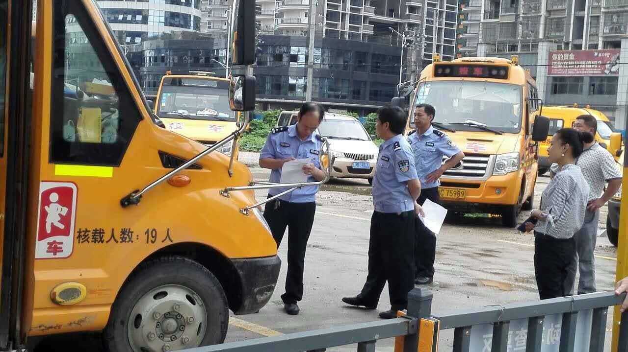 湖南省湘鄉交警對183臺校車進行“體檢” 湖南省湘鄉交警對183臺校車進行“體檢”