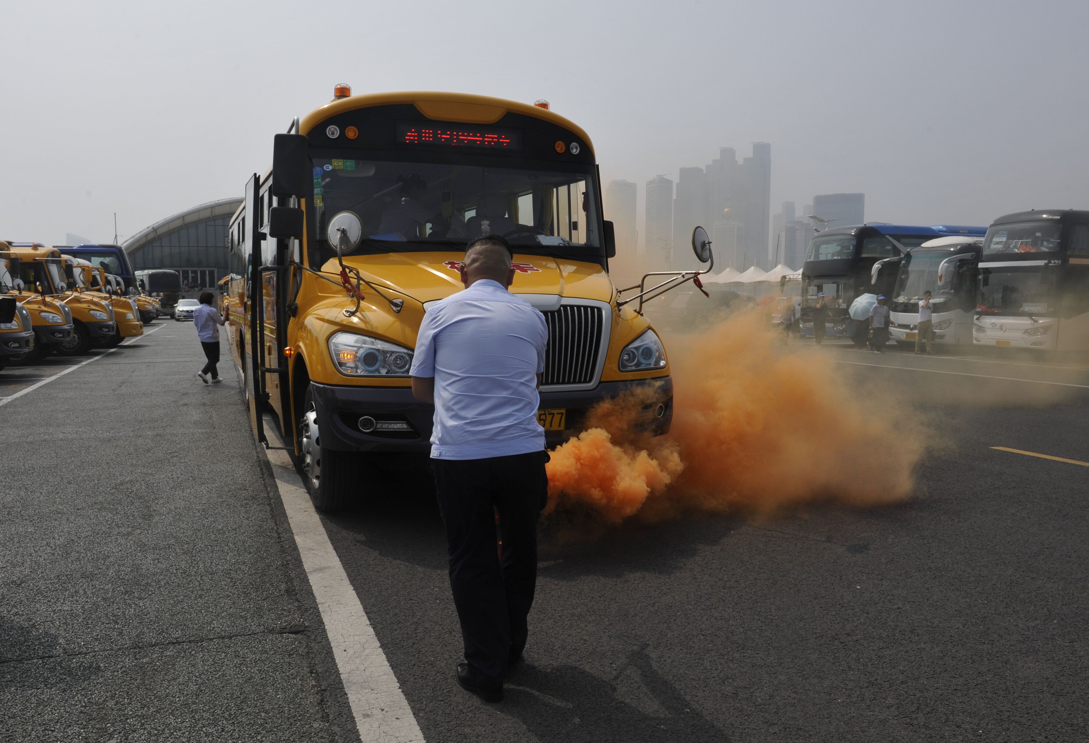 青島交警市南大隊(duì)組織校車應(yīng)急消防逃生演練/ 青島交警市南大隊(duì)組織校車應(yīng)急消防逃生演練
