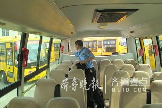 山東招遠交警大隊車管所為50輛校車辦理變更提供快速通道