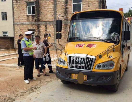 廣東廉江交警專項整治查獲四起違法校車/ 廣東廉江交警專項整治查獲四起違法校車