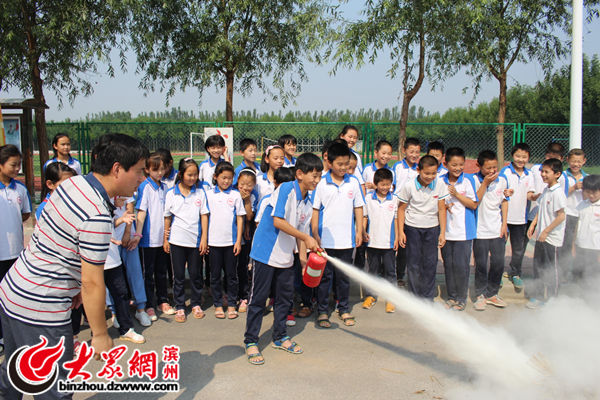 山東姜樓鎮(zhèn)實驗小學(xué)：校車安全不是說說而已