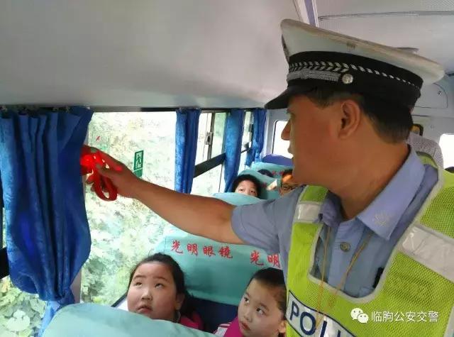 山東臨朐交警開展暑期前校車安全大檢查