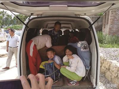 貴州安順：面包車變“校車” 后備箱還蹲了四個(gè)娃