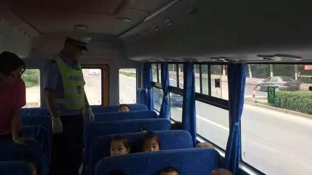 嚴查校車保安全,廊坊交警一直在路上! 嚴查校車保安全,廊坊交警一直在路上!