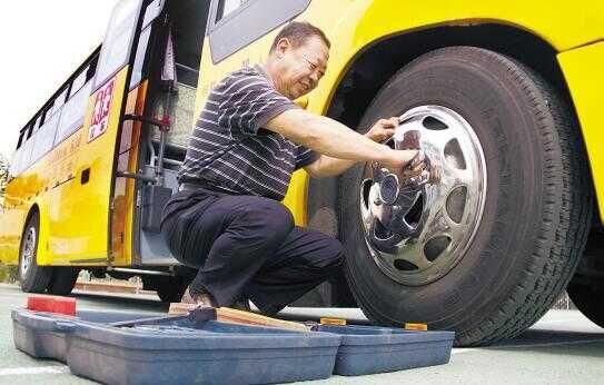 開學(xué)臨近 為消除隱患山東昌樂對校車大“體檢” 開學(xué)臨近 為消除隱患山東昌樂對校車大“體檢”