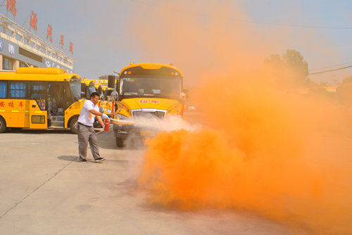 開學在即 河南太康縣舉行校車應急安全演練 開學在即 河南太康縣舉行校車應急安全演練