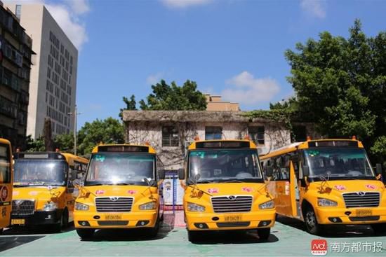 開學前夕深圳交警嚴查校車 相關學校有49輛有問題 開學前夕深圳交警嚴查校車 相關學校有49輛有問題