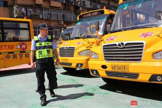 開學前夕深圳交警嚴查校車 相關學校有49輛有問題 開學前夕深圳交警嚴查校車 相關學校有49輛有問題