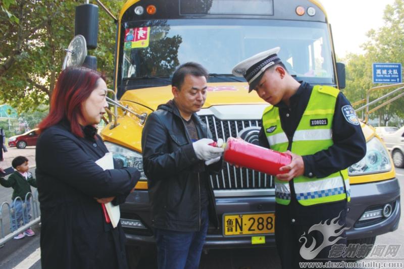山東省禹城市交警大隊加強校車日常監管檢查/ 山東省禹城市交警大隊加強校車日常監管檢查
