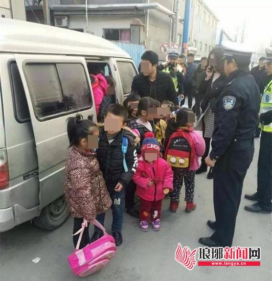 7座小面包塞11個幼兒 臨沂交警蹲守查獲“黑校車” 7座小面包塞11個幼兒 臨沂交警蹲守查獲“黑校車”