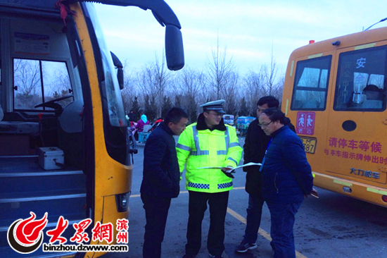 山東省濱州市博興縣:交警開(kāi)展校車安全“體檢” 守護(hù)學(xué)生平安路 山東省濱州市博興縣:交警開(kāi)展校車安全“體檢” 守護(hù)學(xué)生平安路