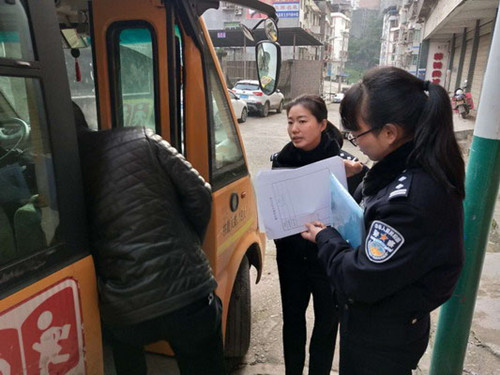 石柱交巡警為校車做體檢 多舉措把牢安全出行關