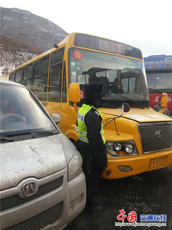 山西省大同市渾源縣:校車被困 交警及時為學(xué)生打通回家通道 山西省大同市渾源縣:校車被困 交警及時為學(xué)生打通回家通道