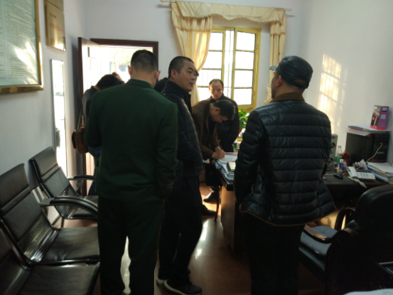 湖南省岳陽市華容縣：縣安委會督查校車安全工作