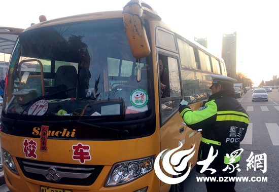 交警日照港大隊(duì)做好校車“體檢” 交警日照港大隊(duì)做好校車“體檢”