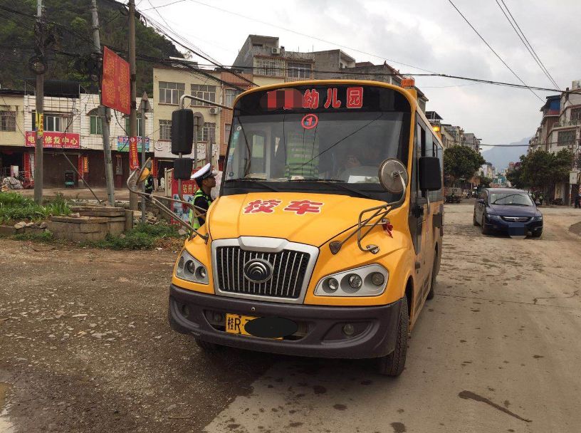 廣西壯族自治區(qū)貴港市某幼兒園校車超員被查