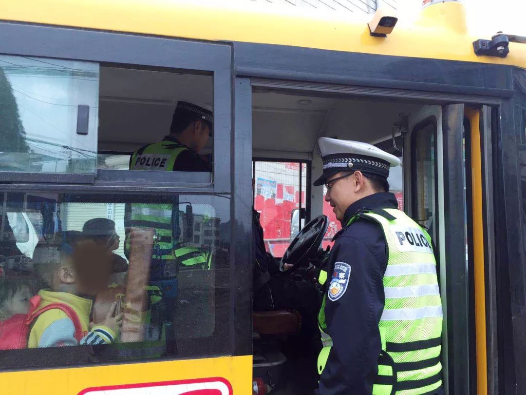 廣西壯族自治區(qū)貴港市某幼兒園校車超員被查