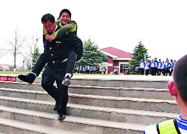 司機爸爸背娃上學 校車司機義舉獲贊 司機爸爸背娃上學 校車司機義舉獲贊